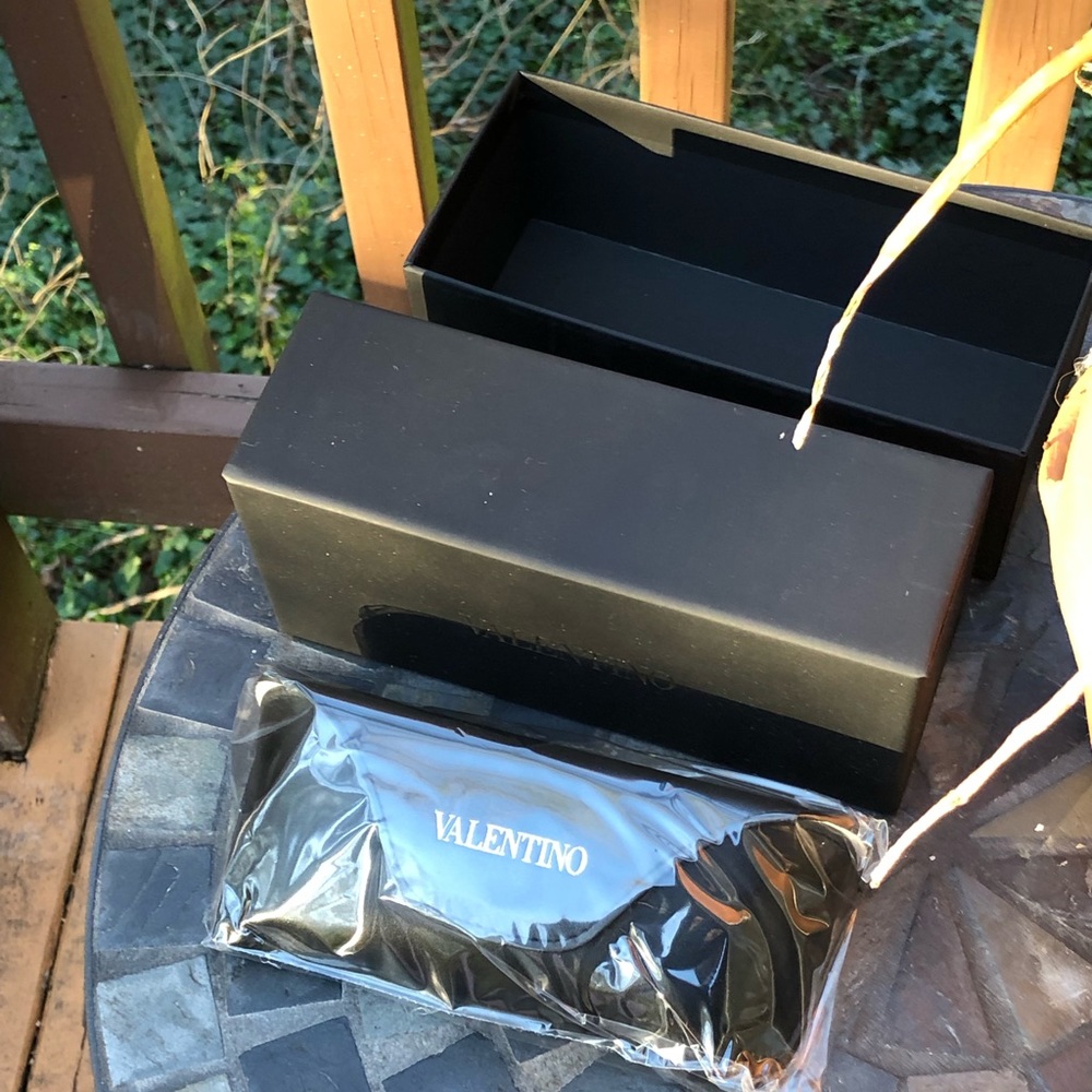 Valentino women’s sunglasses V724S. NWB. - Picture 3 of 8